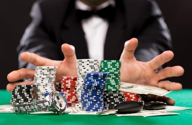 Người chơi Poker lâu năm cân nhắc việc tố khi bài thấp